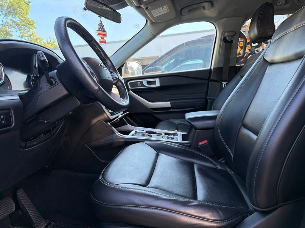 Used 2023 Ford Explorer XLT w/ Equipment Group 202A AWD/4WD image 9