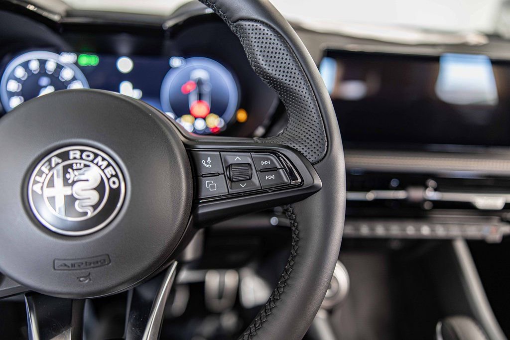 New 2025 Alfa Romeo Tonale w/ Premium Package AWD/4WD image 25