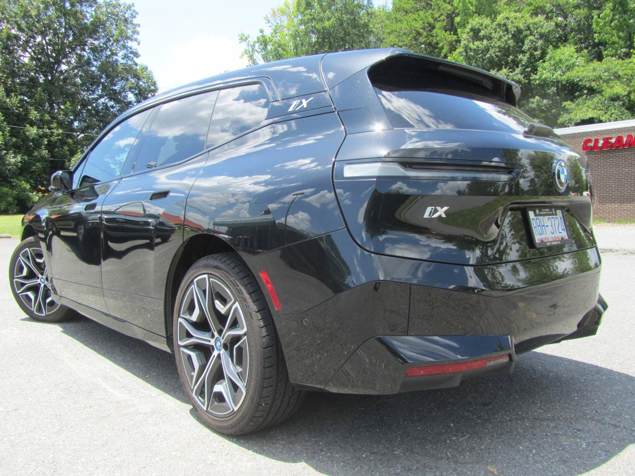 Used 2024 BMW iX xDrive50 w/ Sport Package AWD/4WD image 8