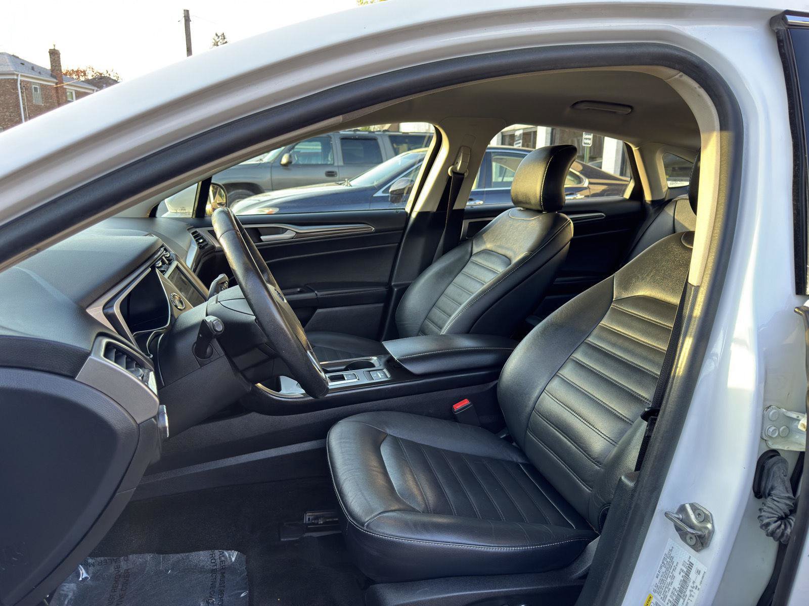 Used 2018 Ford Fusion SE w/ Equipment Group 602A FWD image 19