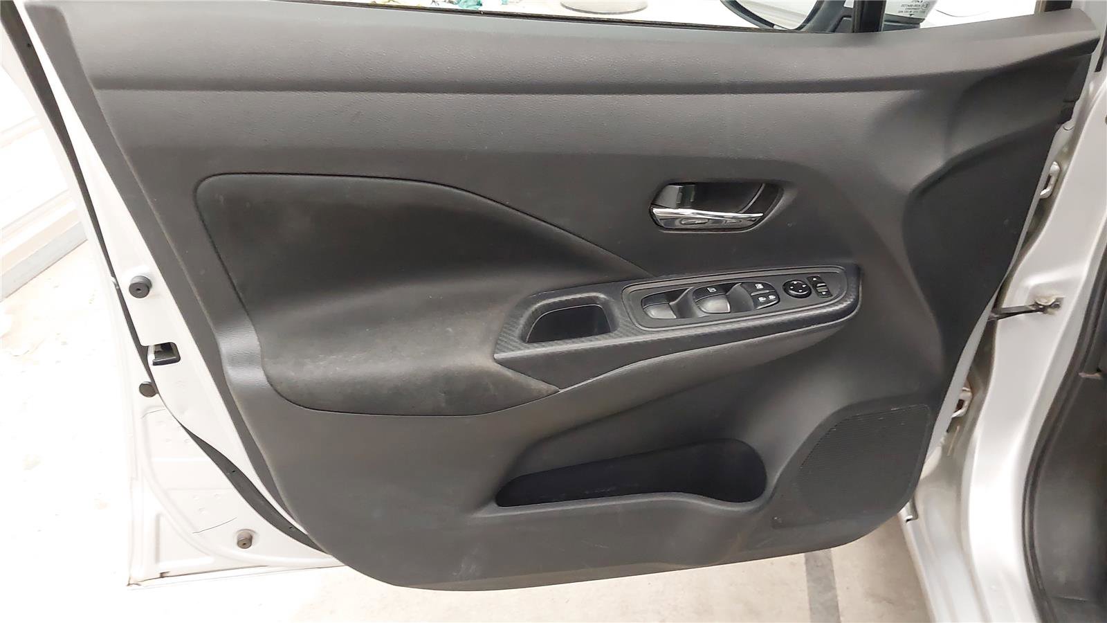 Used 2022 Nissan Versa SV image 18