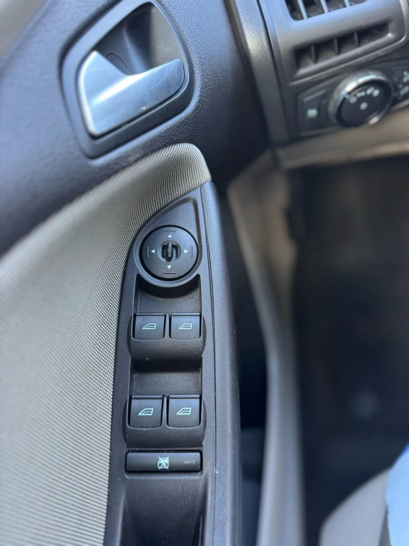 Used 2014 Ford Focus SE w/ SE Winter Package image 18