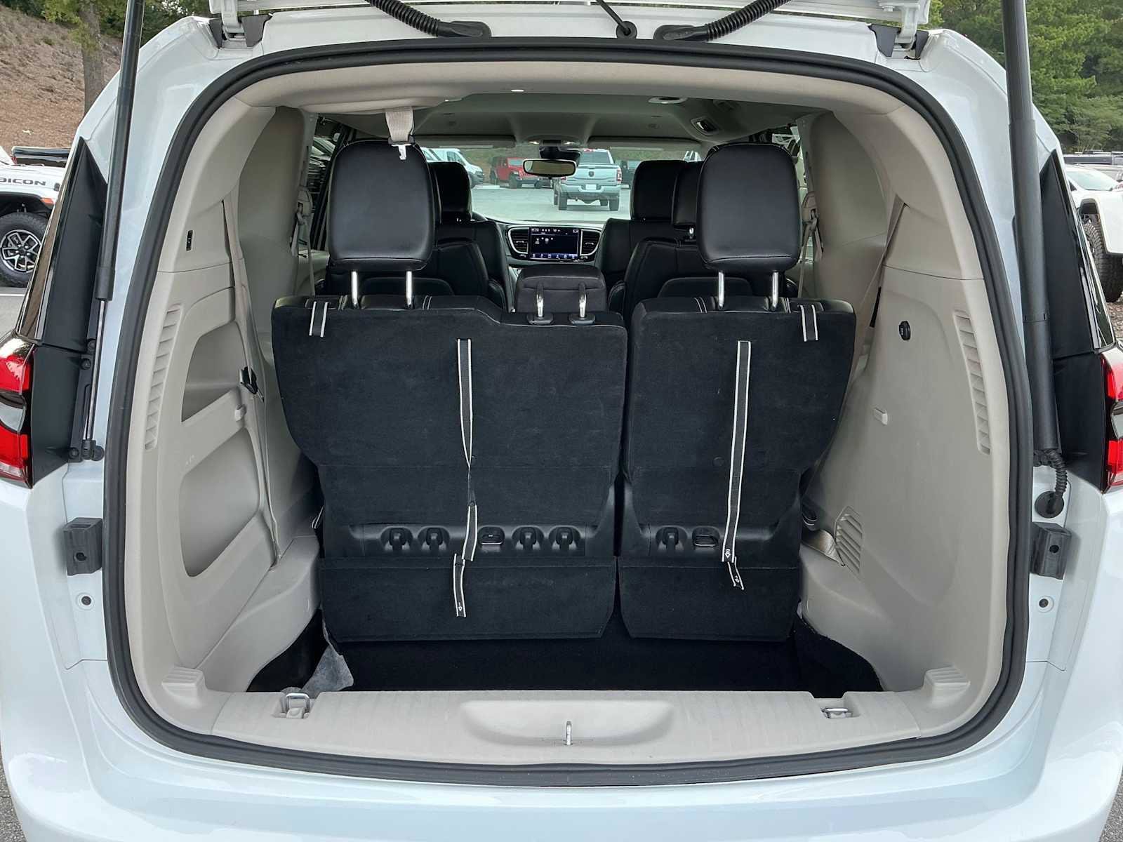 Used 2024 Chrysler Pacifica Touring-L FWD image 29