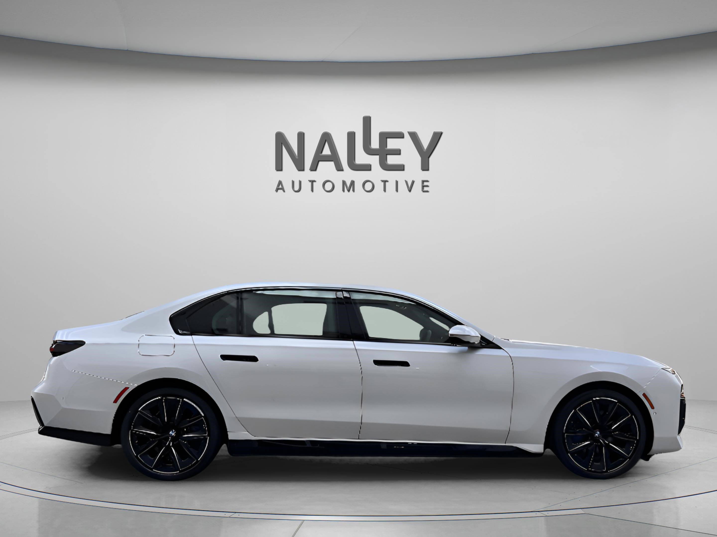 Used 2025 BMW 750e xDrive w/ Executive Package image 5