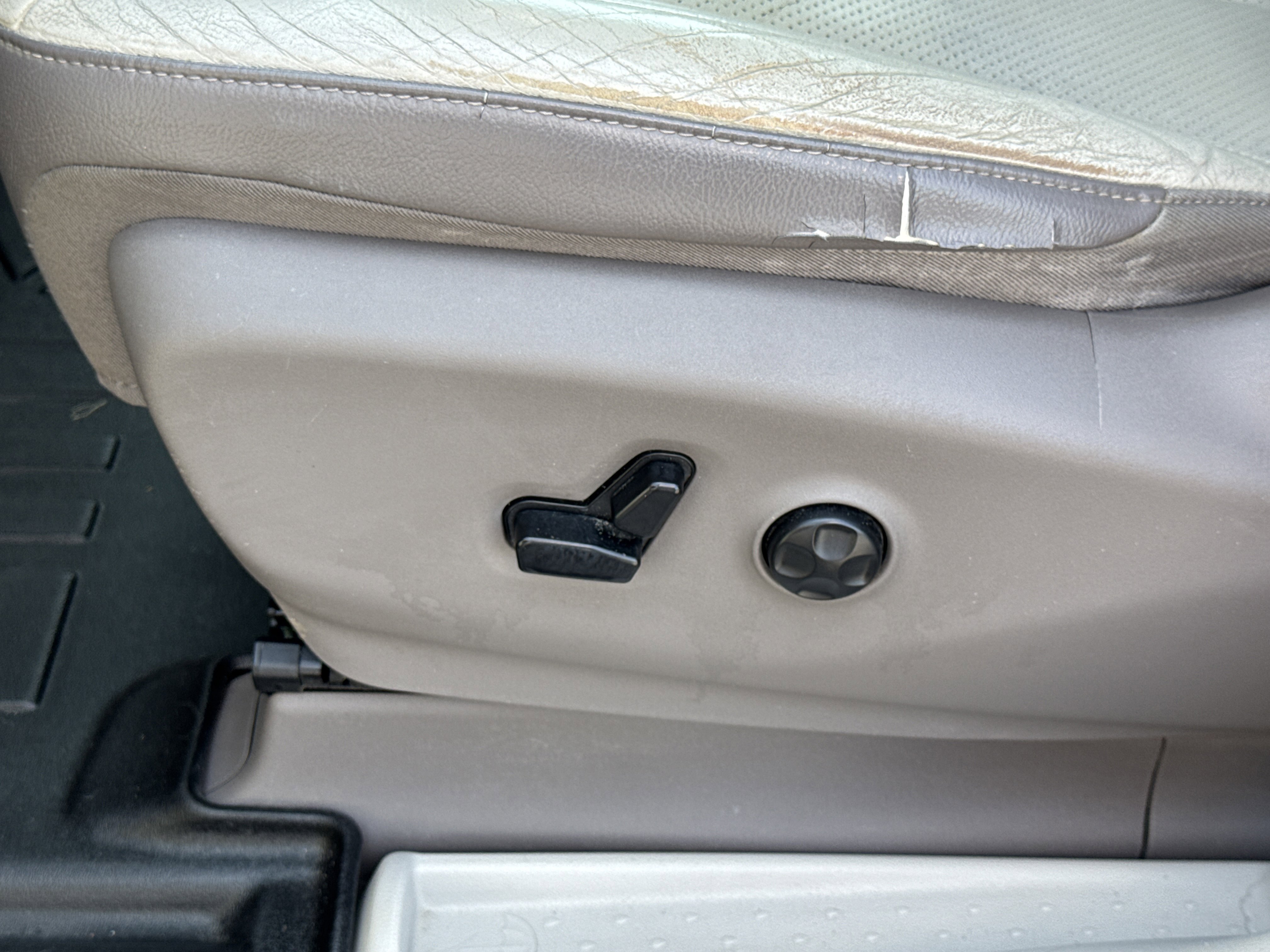 Used 2018 Chrysler Pacifica Touring-L w/ Advanced Safetytec Group image 2