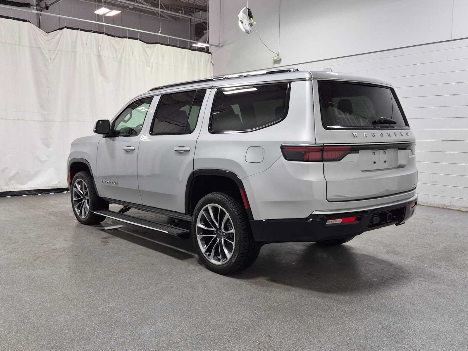 Used 2022 Jeep Wagoneer Series III w/ Premium Group I AWD/4WD image 3