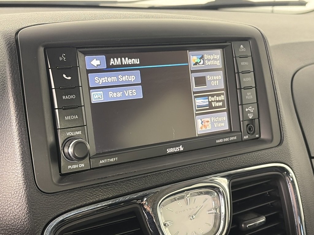 Used 2015 Chrysler Town & Country Touring image 18