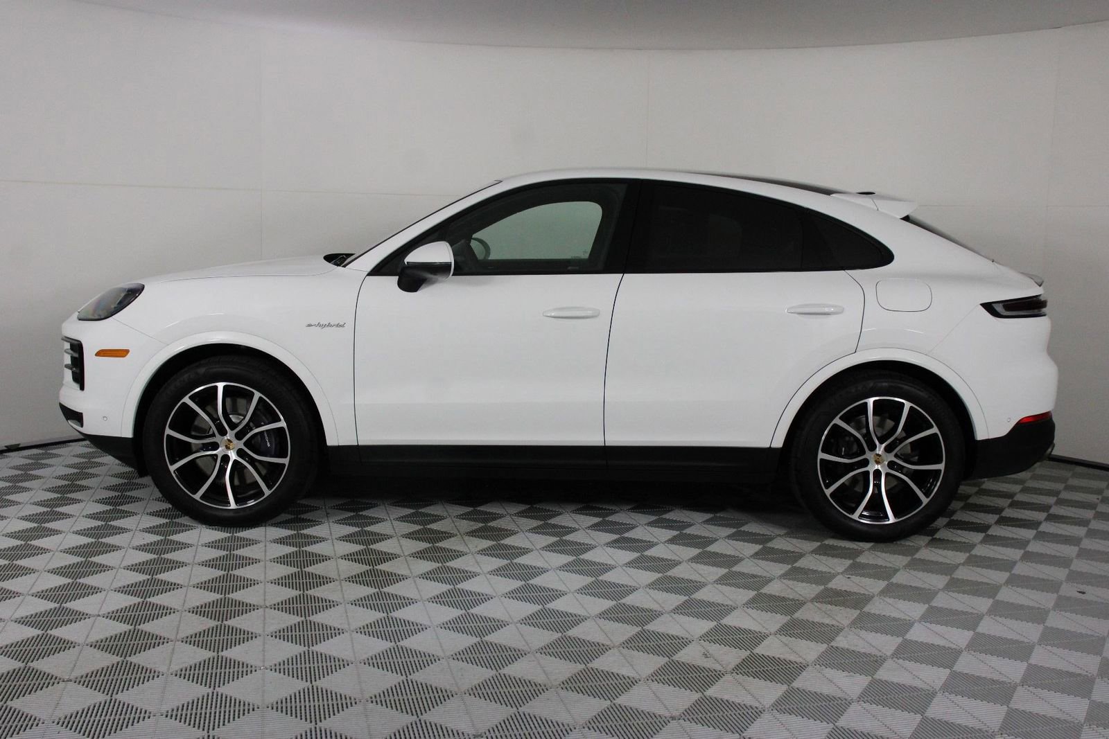 Certified 2025 Porsche Cayenne E-Hybrid Coupe image 2