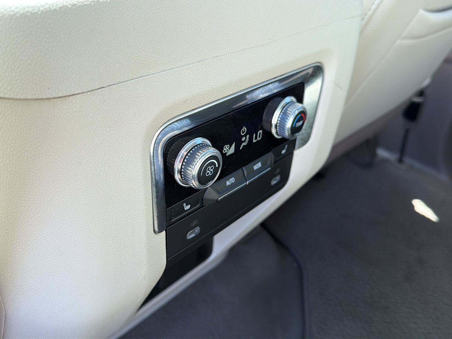 Used 2024 GMC Yukon XL Denali RWD image 12