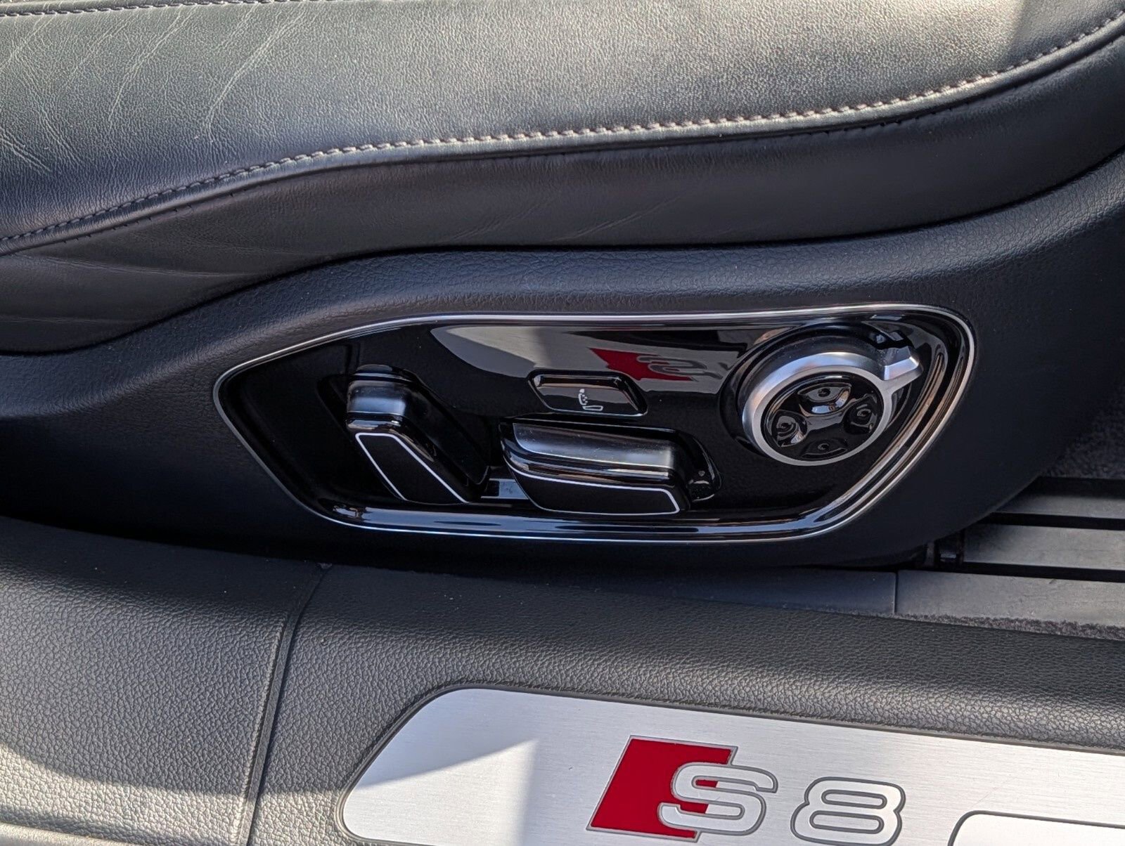 Used 2015 Audi S8 w/ S8 Cold Weather Package image 25