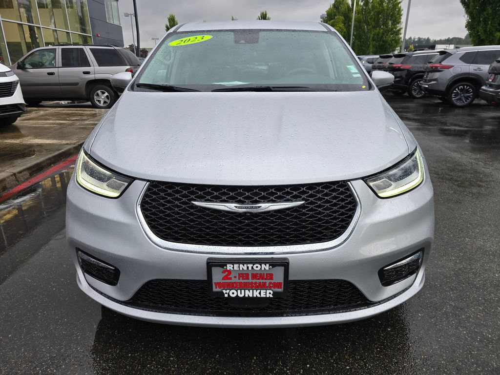Used 2023 Chrysler Pacifica Touring-L FWD image 2