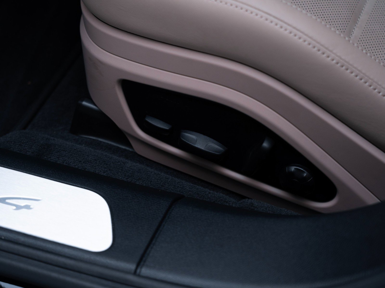 Certified 2025 Porsche Panamera 4 image 15