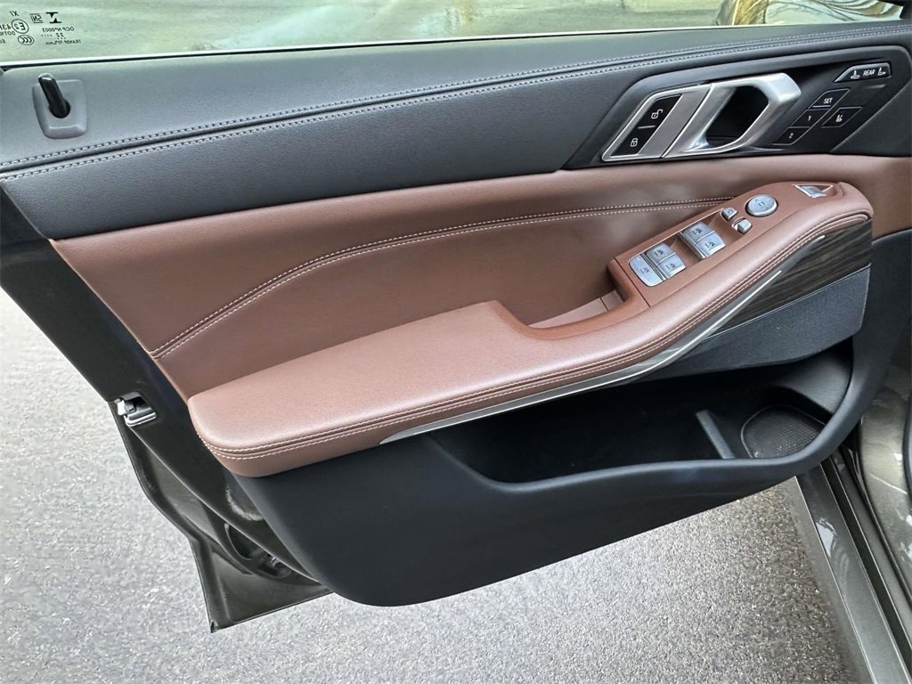 Used 2023 BMW X7 xDrive40i w/ Parking Assistance Package image 16