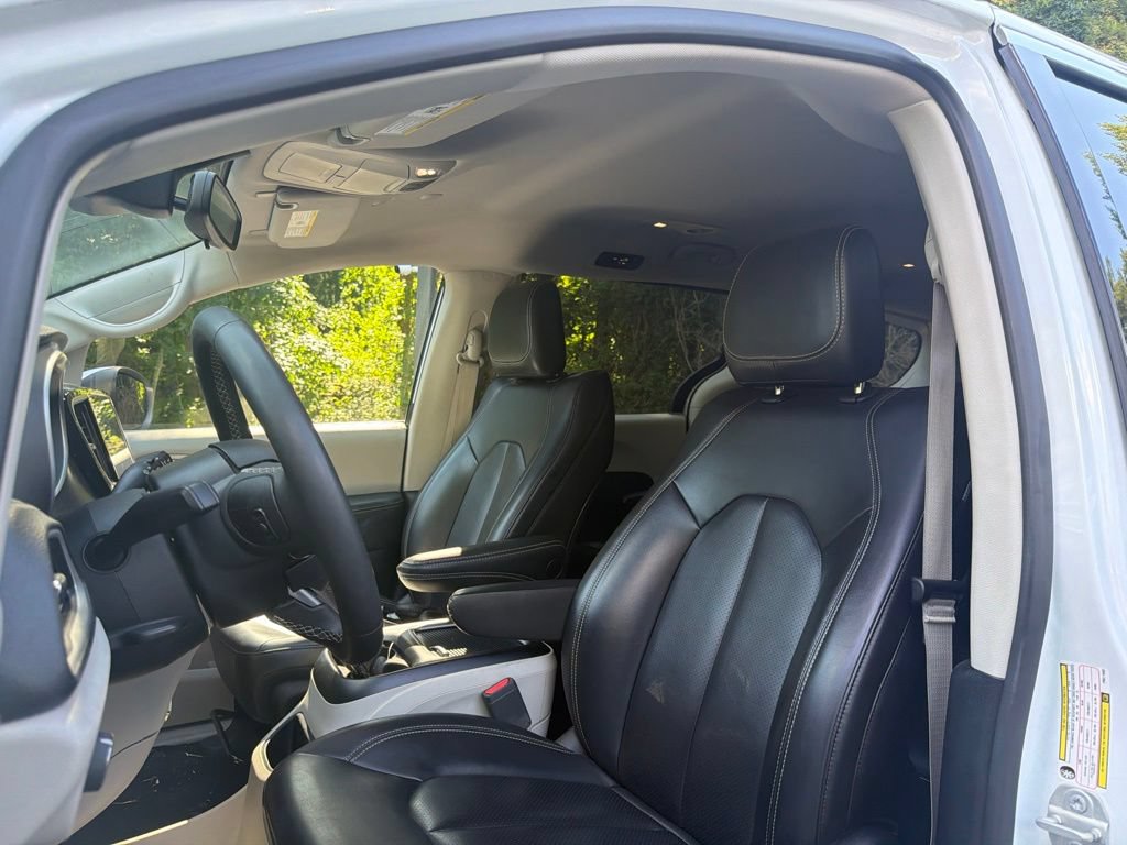 Used 2023 Chrysler Pacifica Touring-L FWD image 11