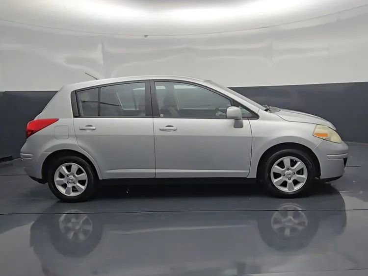 Used 2009 Nissan Versa Hatchback FWD image 2