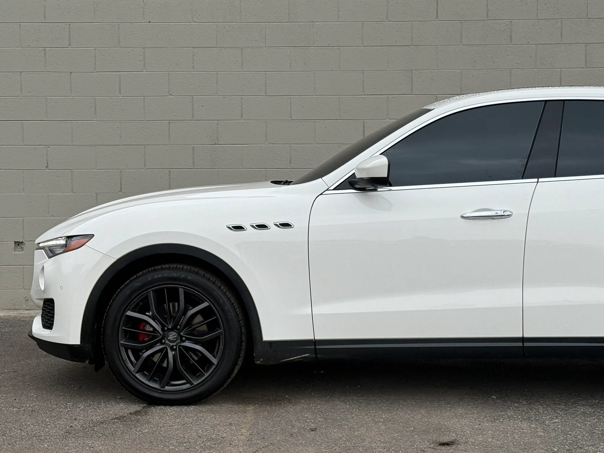 Used 2018 Maserati Levante AWD/4WD image 4