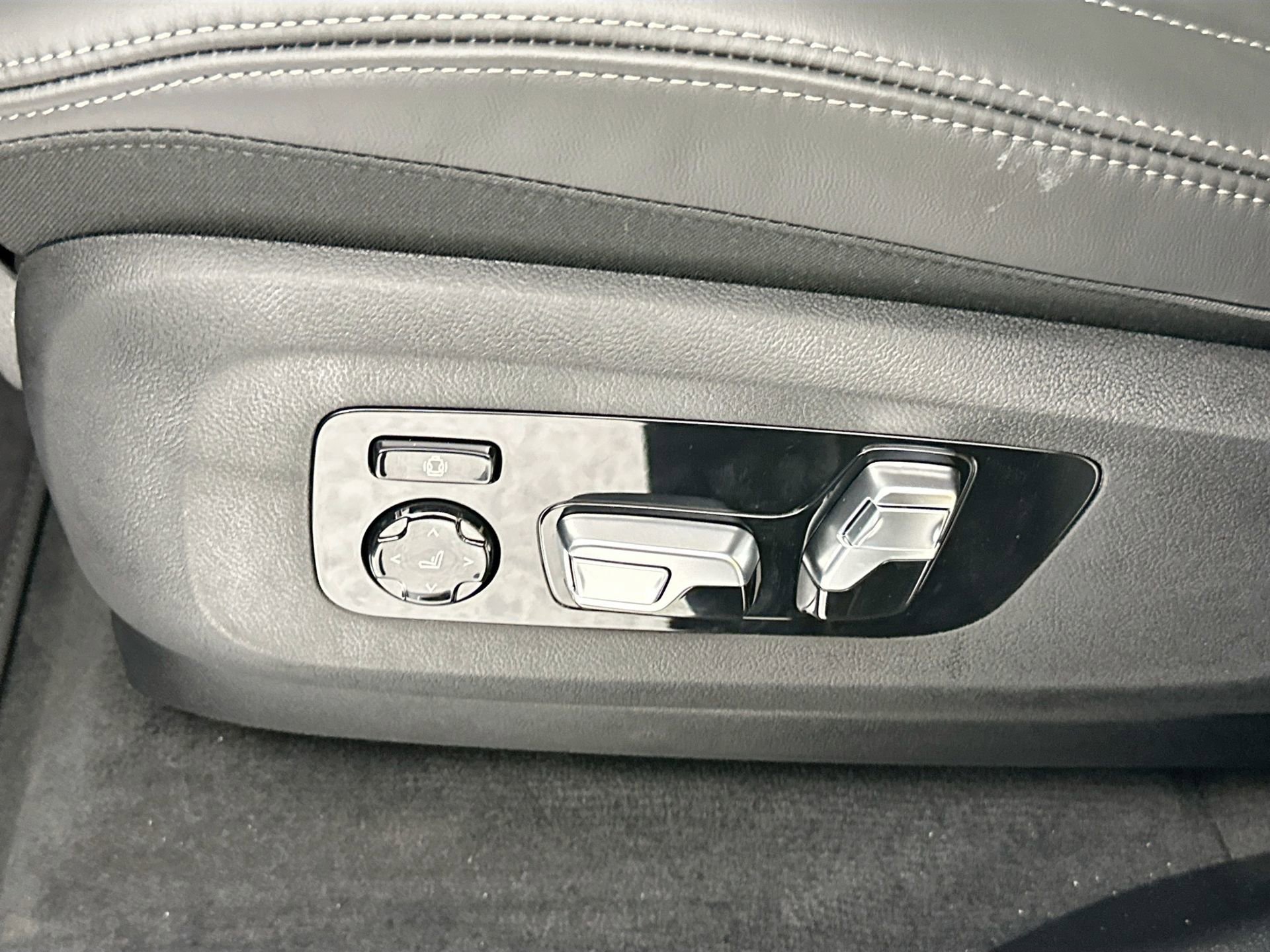 New 2026 BMW X7 M60i image 19