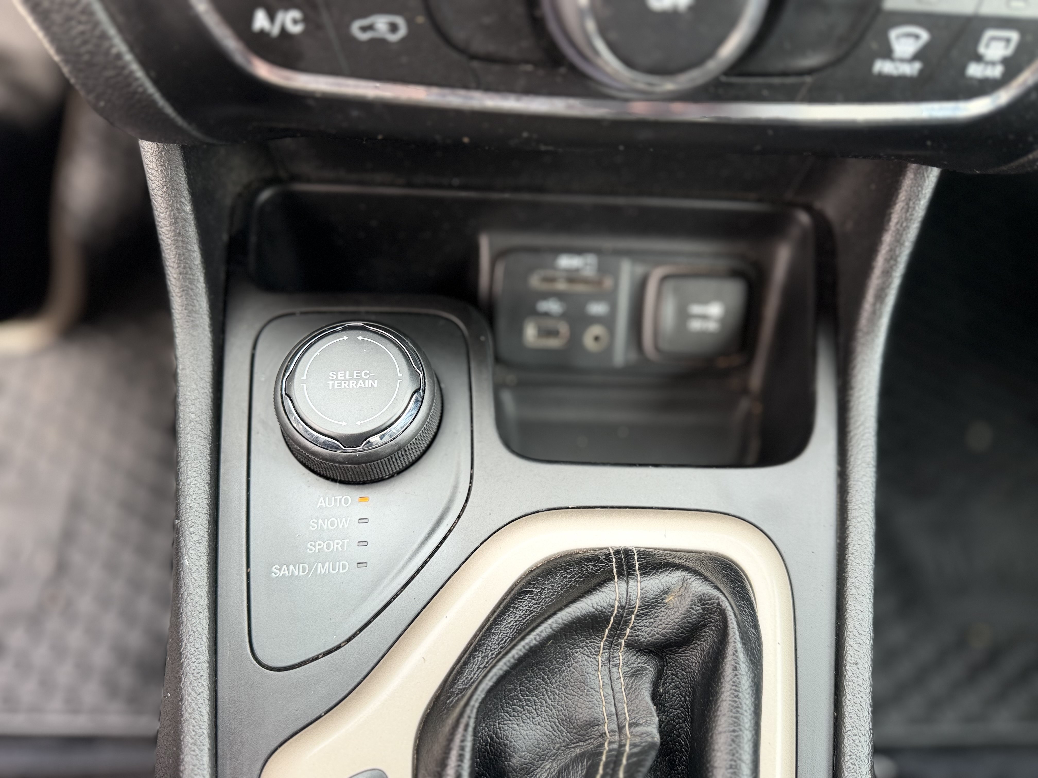 Used 2016 Jeep Cherokee Sport w/ Cold Weather Group AWD/4WD image 19