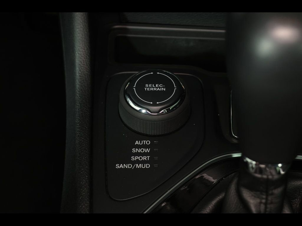 Used 2019 Jeep Cherokee Limited AWD/4WD image 9