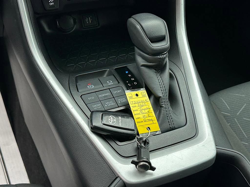 Certified 2025 Toyota RAV4 XLE AWD/4WD image 25