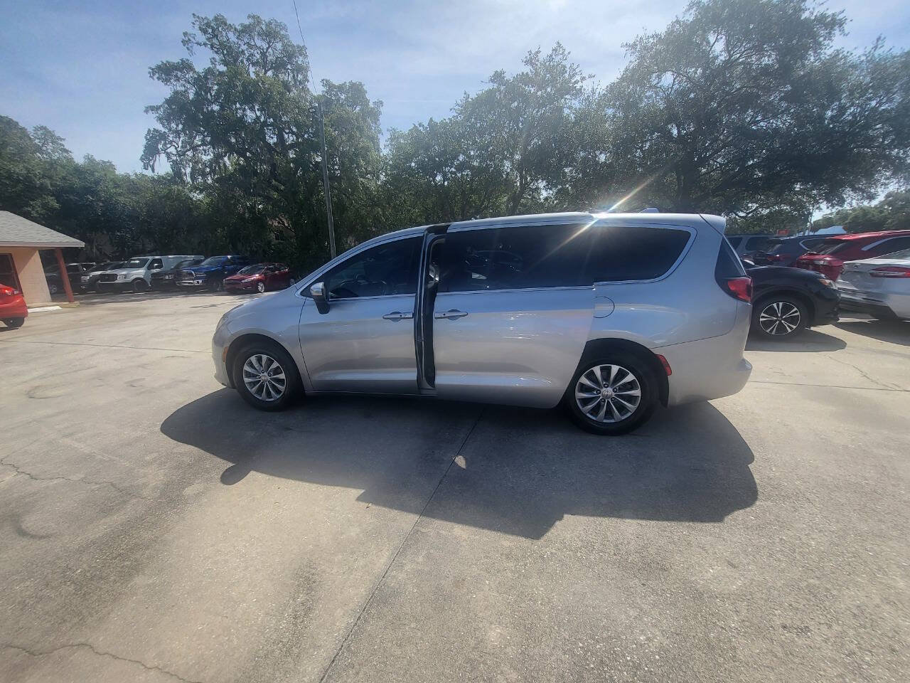 Used 2017 Chrysler Pacifica Touring w/ Tire & Wheel Group FWD image 49