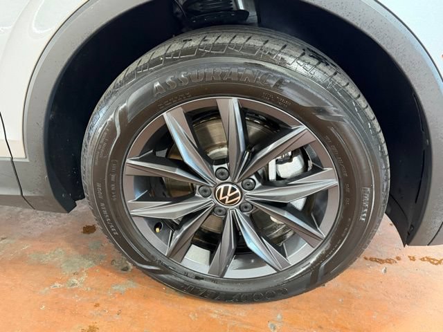 Used 2022 Volkswagen Tiguan SE w/ Panoramic Sunroof Package AWD/4WD image 8