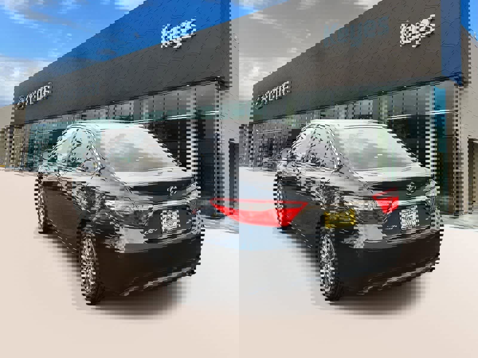 Used 2015 Toyota Camry SE FWD image 7