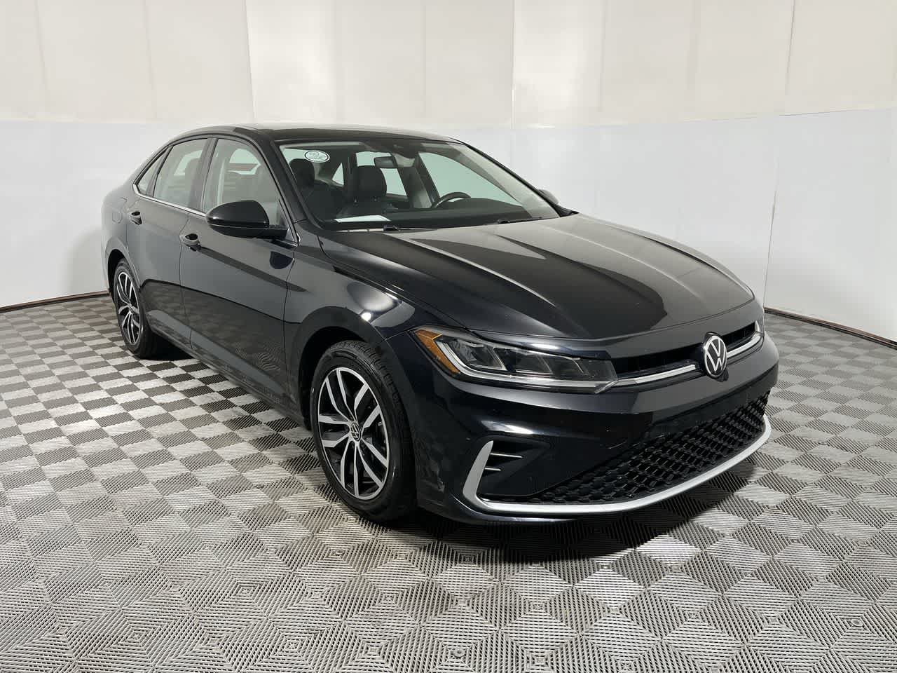 Used 2025 Volkswagen Jetta SE FWD image 2