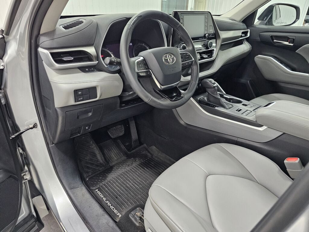 Used 2020 Toyota Highlander XLE AWD/4WD image 31