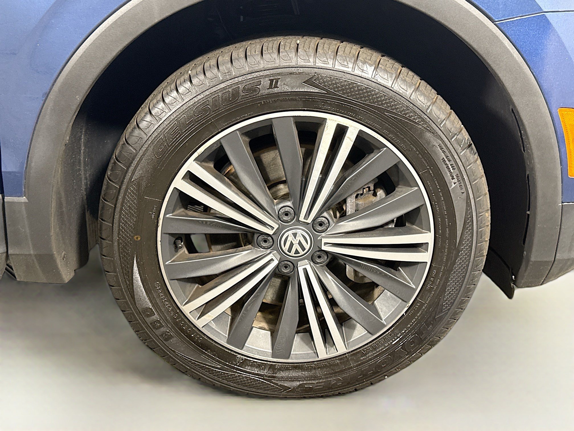 Used 2018 Volkswagen Tiguan SEL AWD/4WD image 32