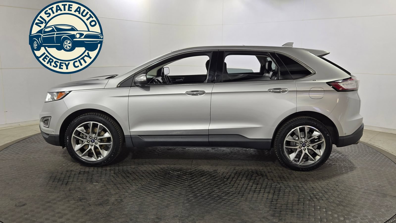 Used 2018 Ford Edge Titanium w/ Equipment Group 302A AWD/4WD image 4