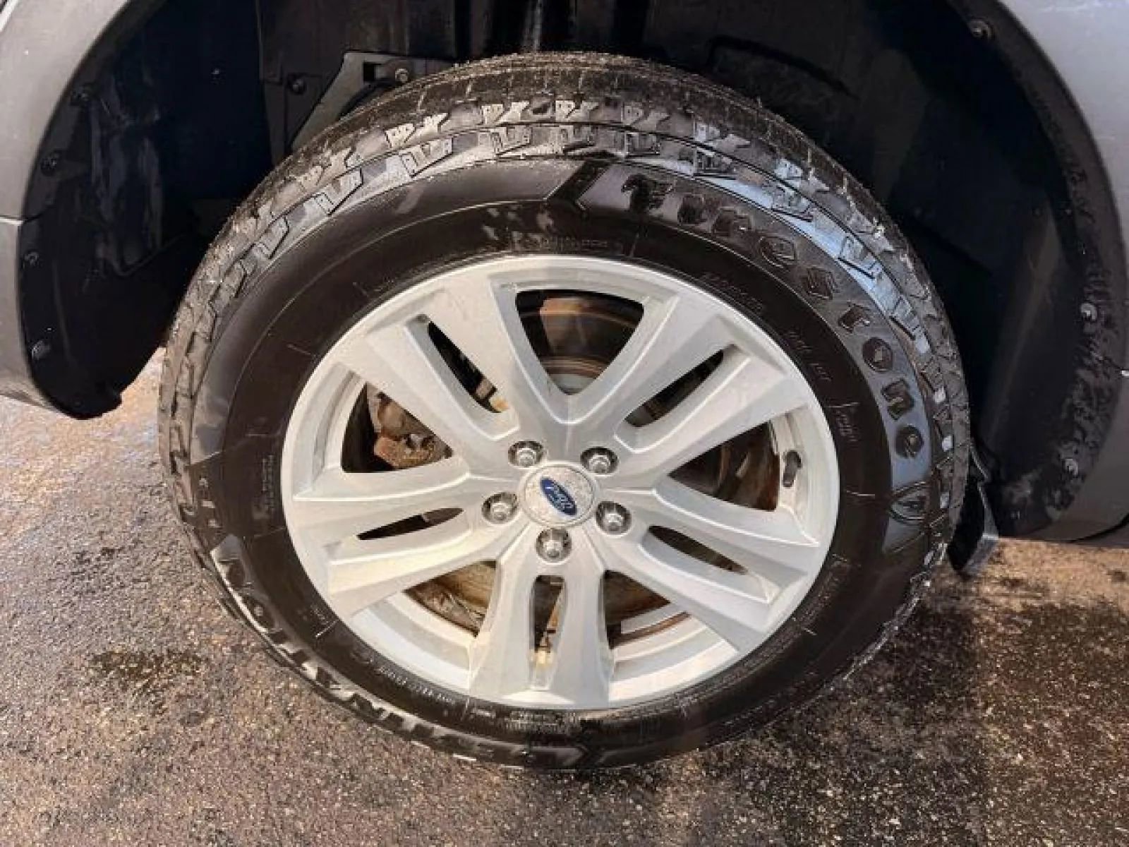 Used 2019 Ford Explorer XLT image 40