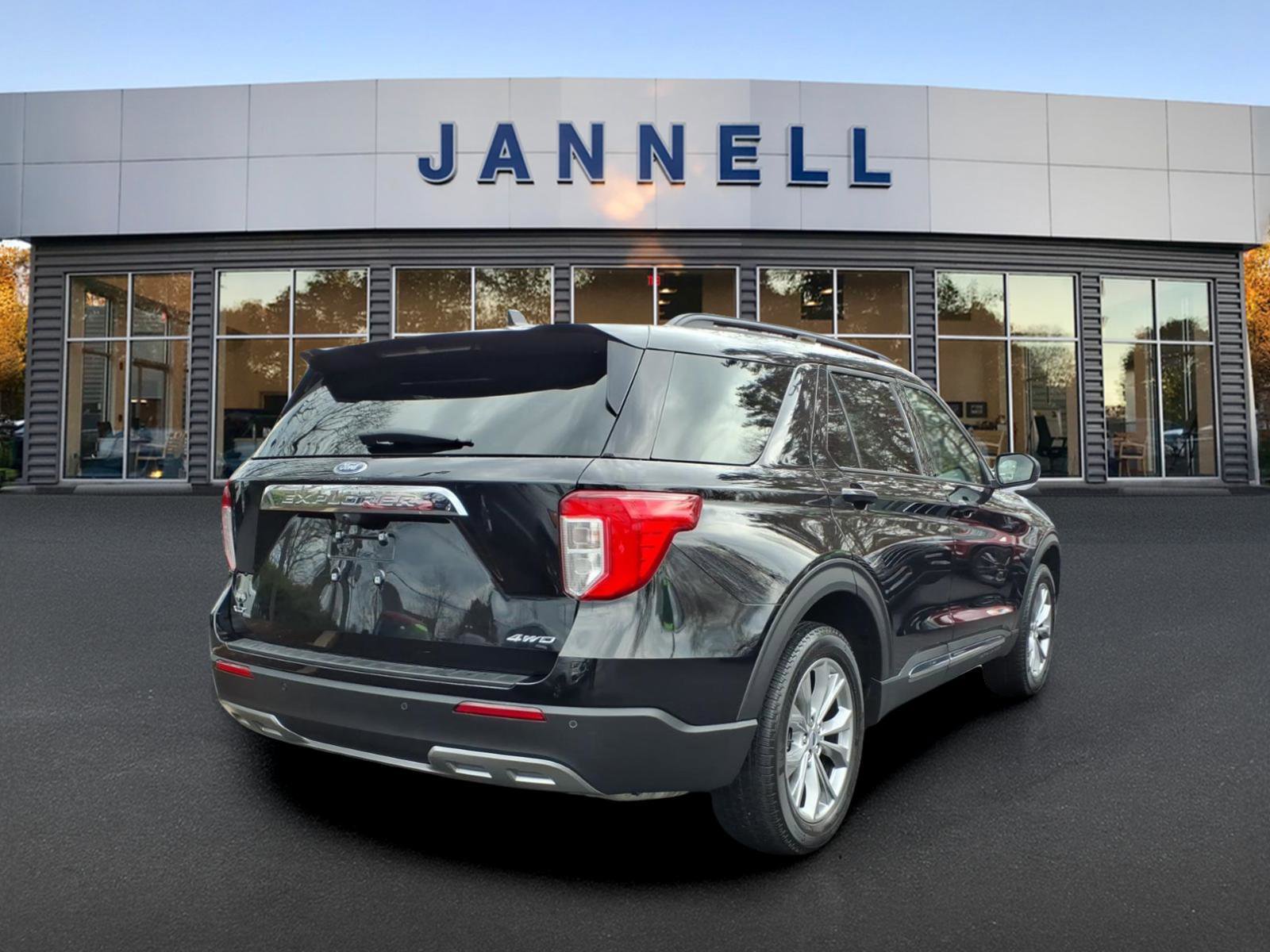 Used 2022 Ford Explorer XLT w/ Equipment Group 202A image 5