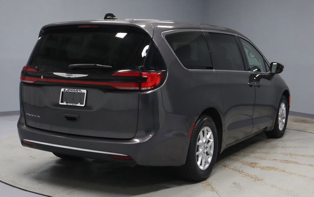 Used 2023 Chrysler Pacifica Touring-L FWD image 10