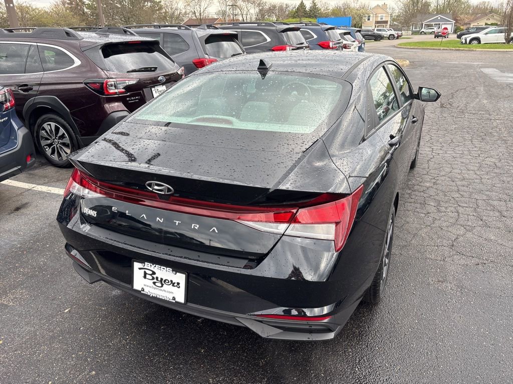 Used 2023 Hyundai Elantra SEL w/ Convenience Package FWD image 3