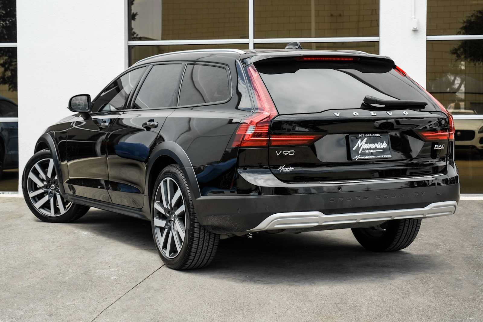 Used 2025 Volvo V90 B6 Cross Country Plus w/ Protection Package Premier AWD/4WD image 11