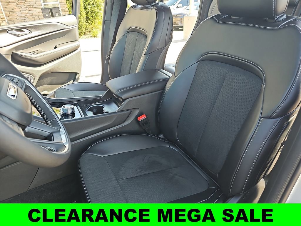 New 2025 Jeep Grand Cherokee Altitude image 15