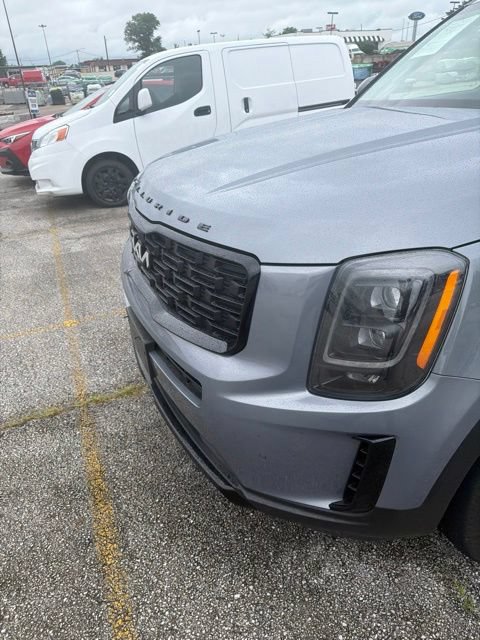 Used 2022 Kia Telluride SX w/ SX Prestige Package AWD/4WD image 3