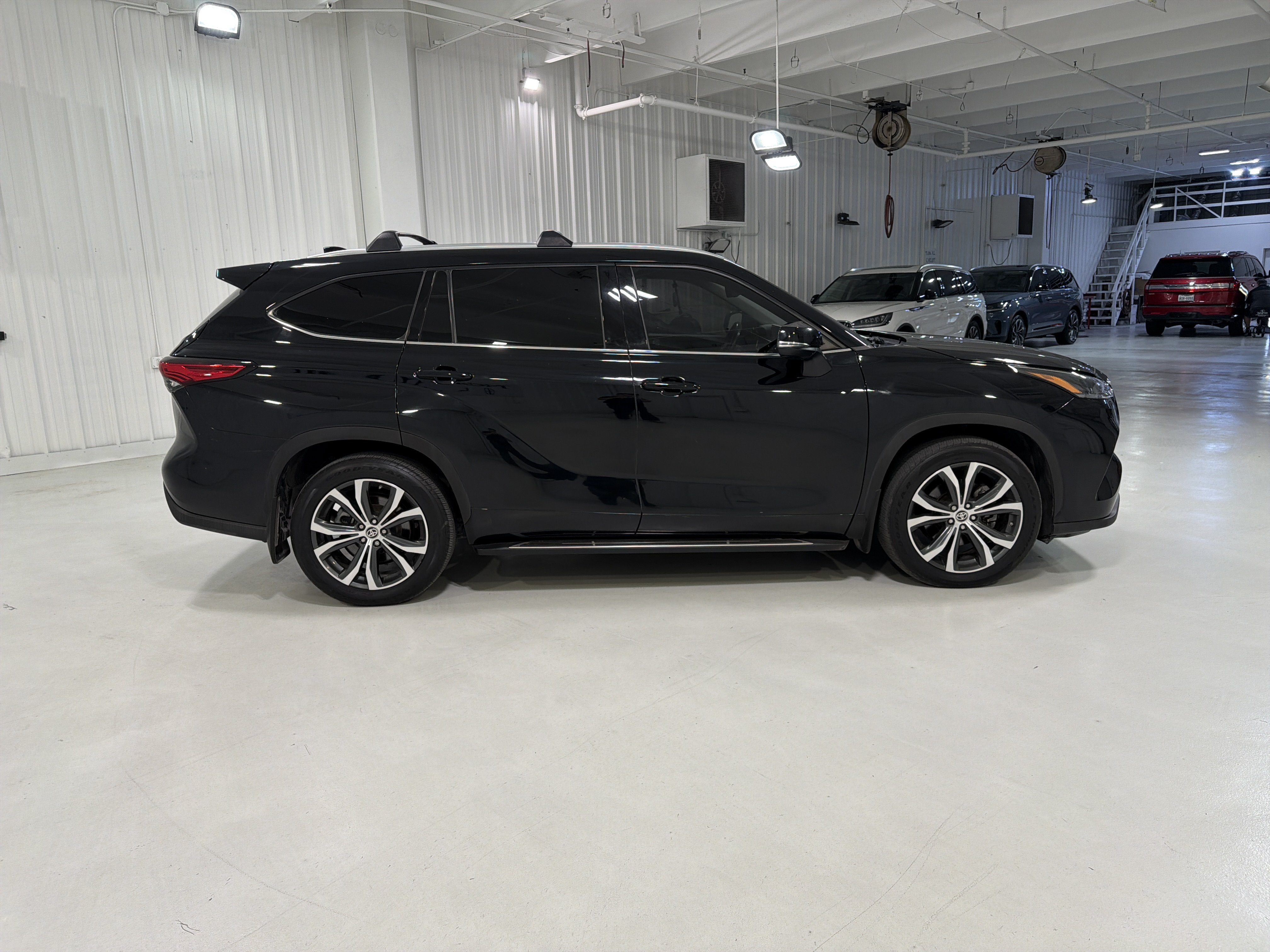 Used 2021 Toyota Highlander XLE FWD image 6