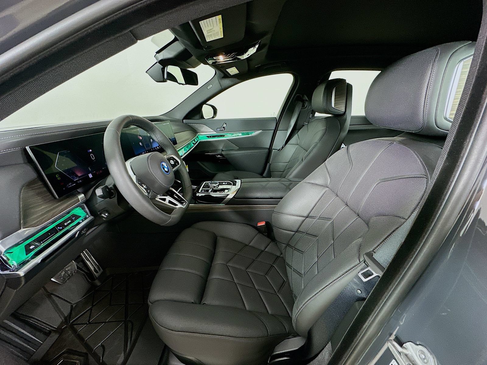 New 2026 BMW 750e xDrive w/ Executive Package AWD/4WD image 32