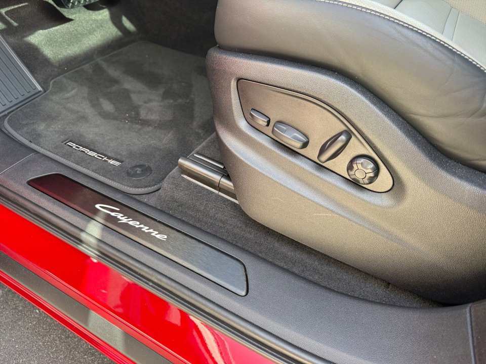 Certified 2025 Porsche Cayenne Coupe image 25