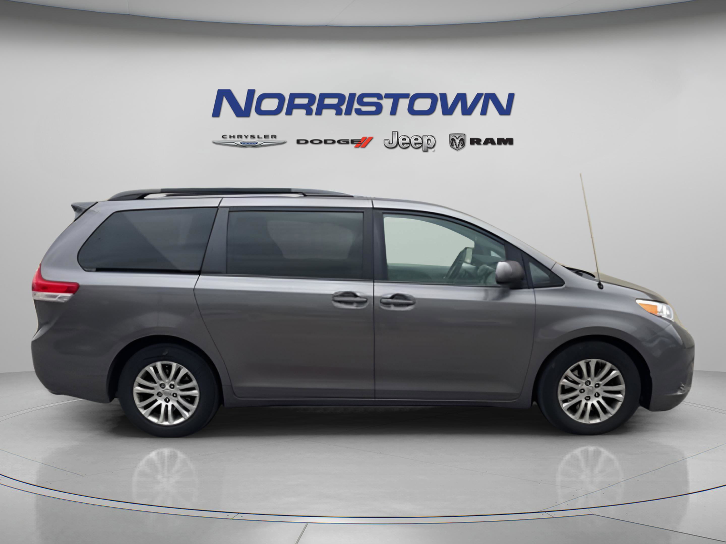 Used 2013 Toyota Sienna XLE FWD image 7