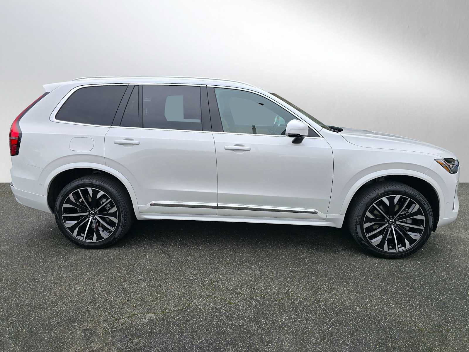 New 2026 Volvo XC90 B6 Plus w/ Protection Package Premier AWD/4WD image 2