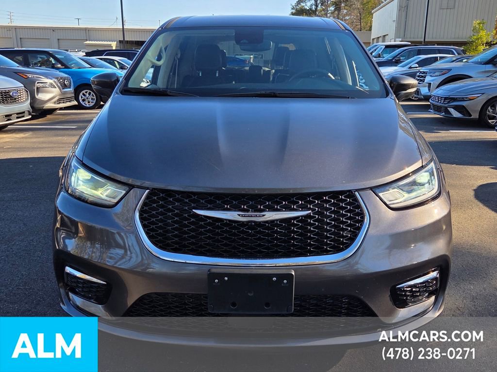 Used 2023 Chrysler Pacifica Touring-L image 11
