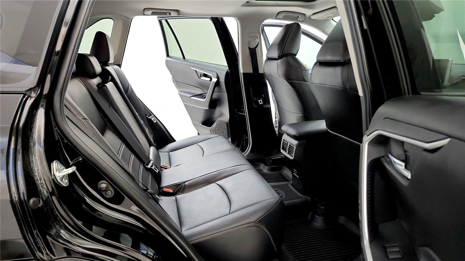 Used 2021 Toyota RAV4 XLE Premium AWD/4WD image 18