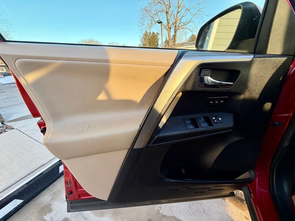 Used 2013 Toyota RAV4 Limited image 22