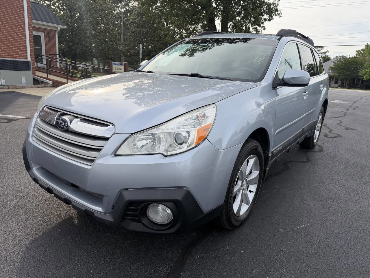 Used 2013 Subaru Outback 2.5i Limited AWD/4WD image 1