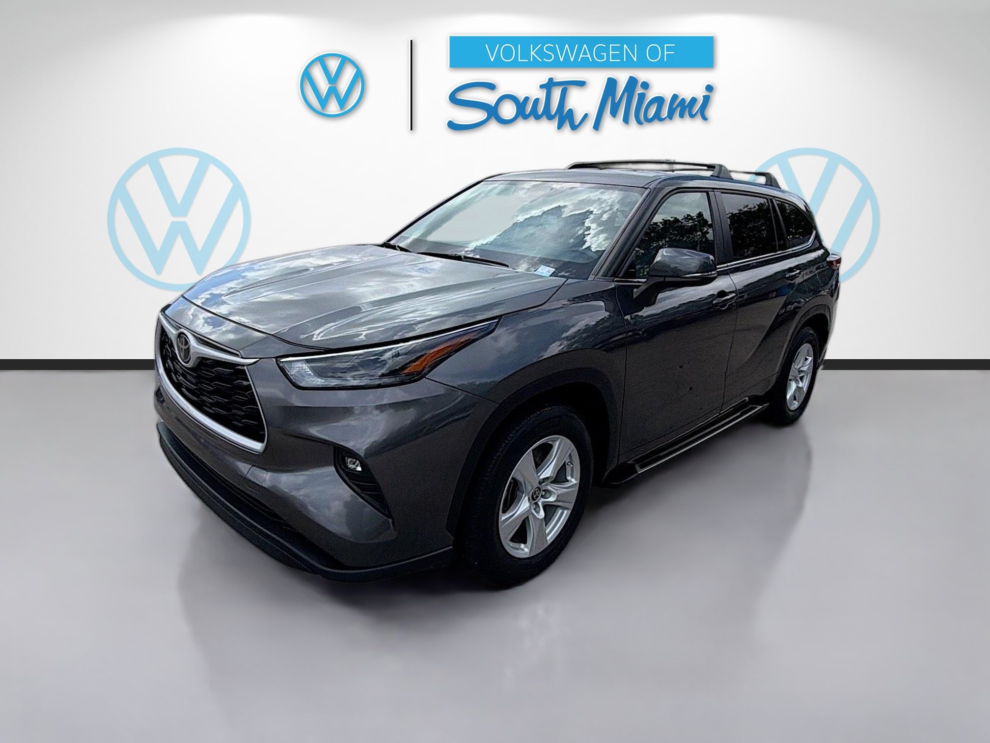 Used 2023 Toyota Highlander LE FWD image 3