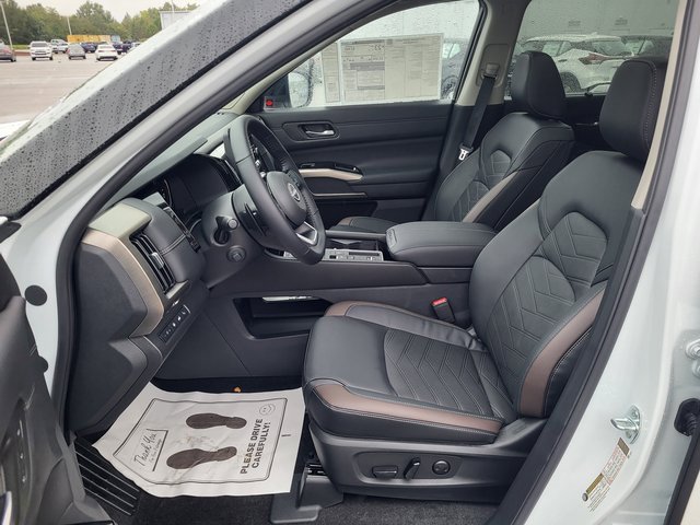 New 2025 Nissan Pathfinder Platinum w/ Cargo Package image 12