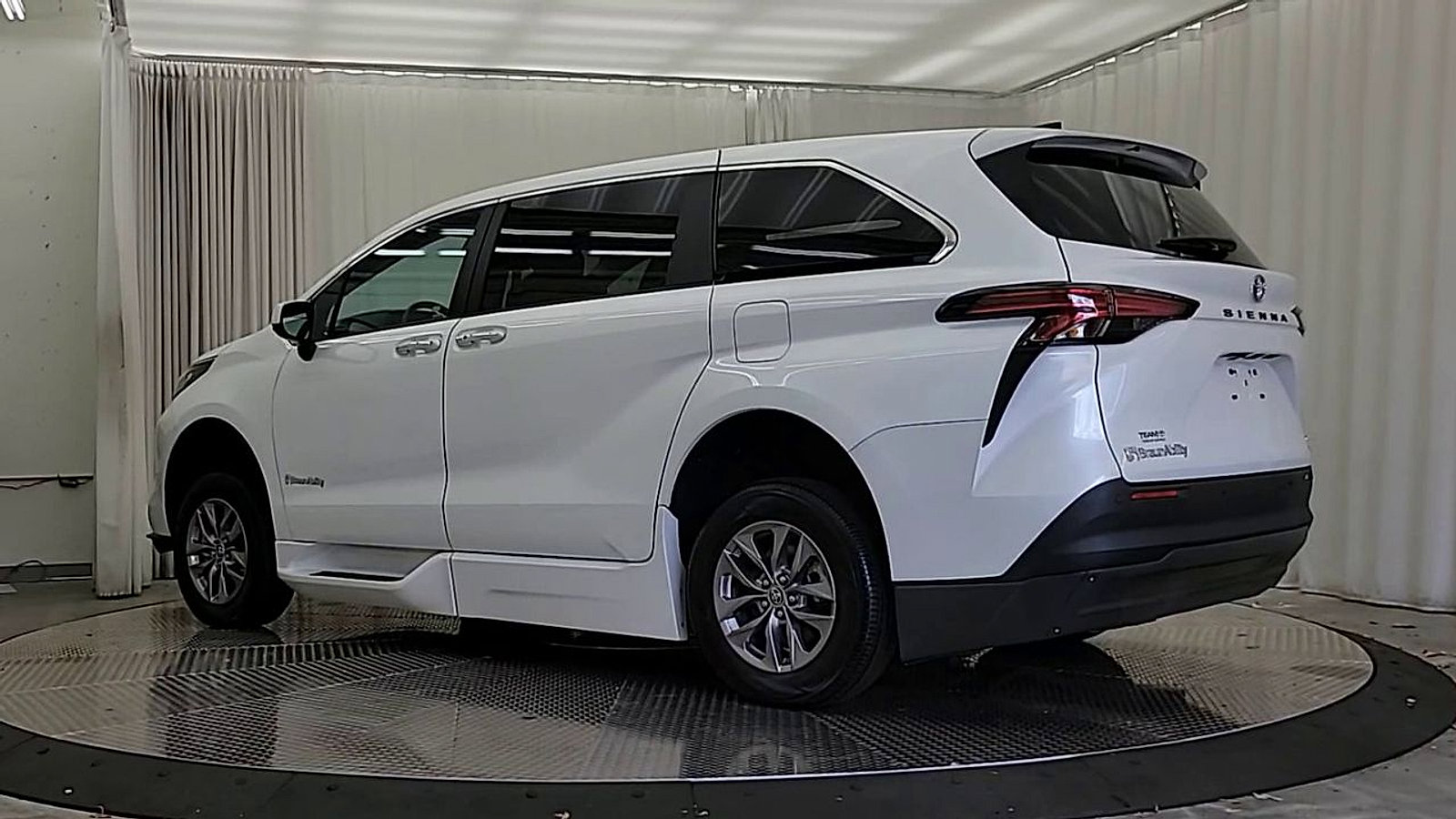 Used 2022 Toyota Sienna XLE FWD image 9